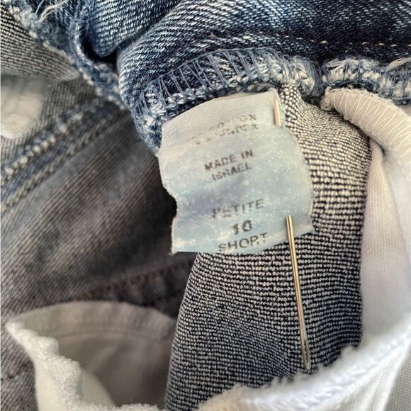 Gloria Vanderbilt | Hand Embroidered with Daises  | 10P Short - Picture 5 of 9